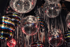 Discokugeln in diversen Größen und diversen Spiegel-Formen und -Farben.